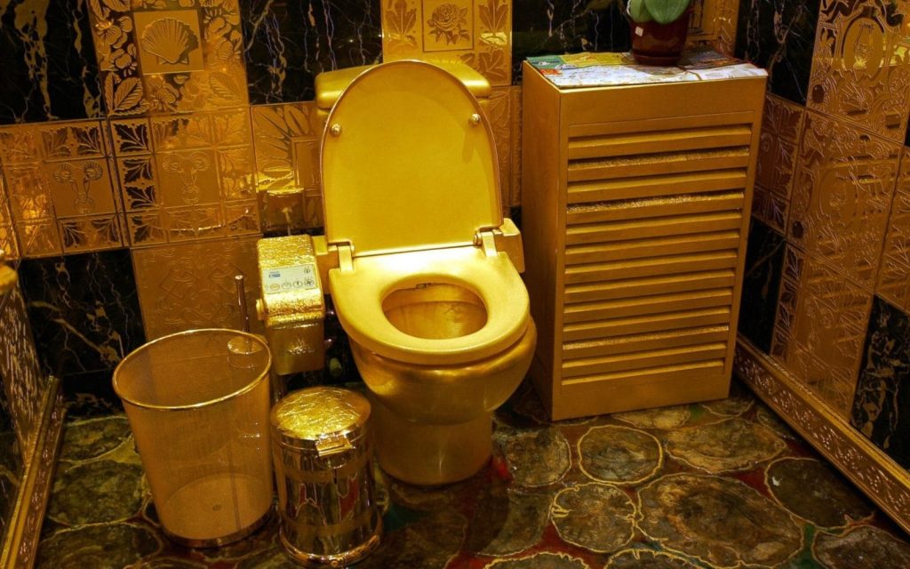 toilettes-en-or